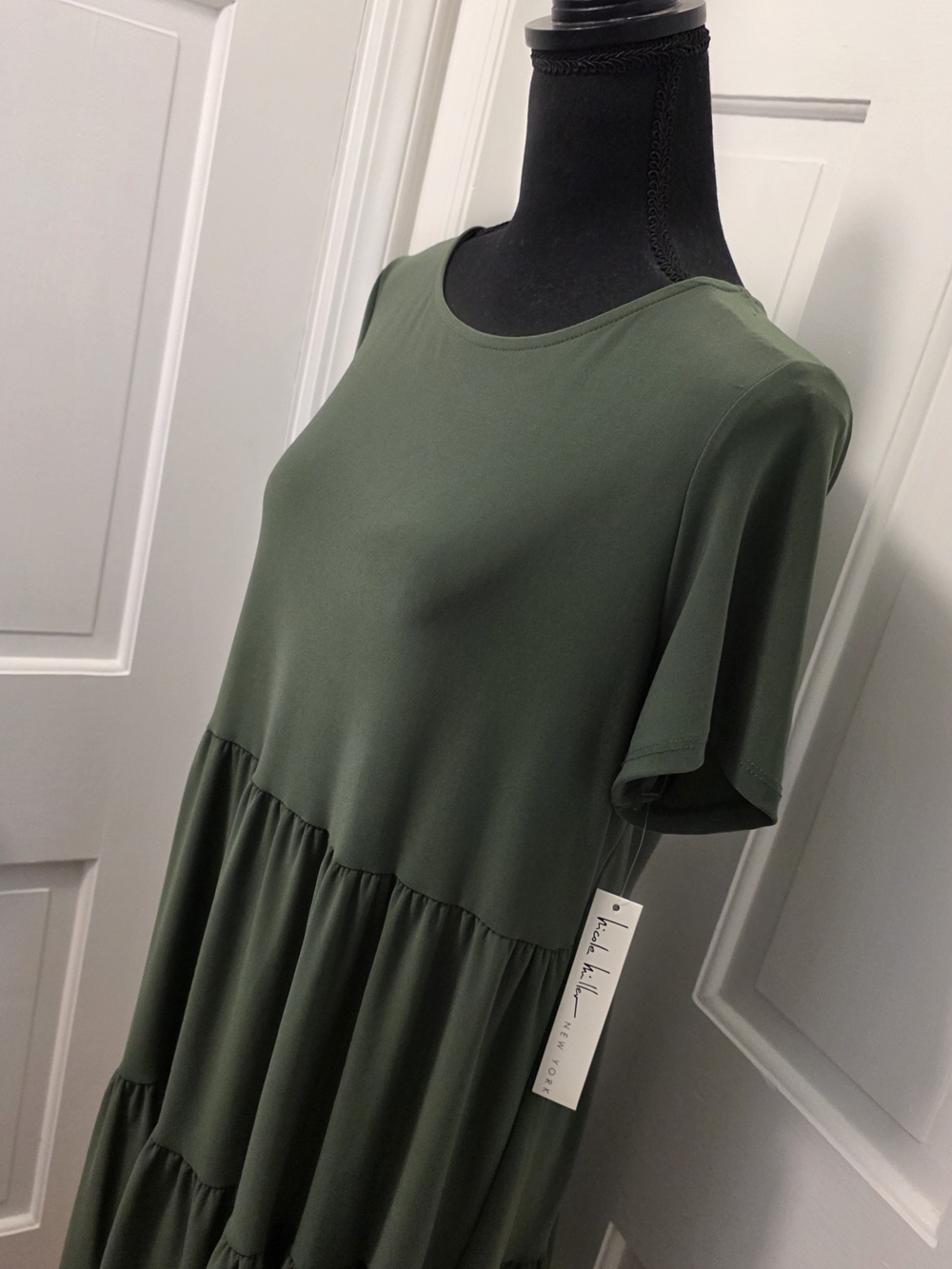 NWT Nicole Miller New York Relaxed Tiered Mini Dress in Olive Green Size Medium - Picture 2 of 10